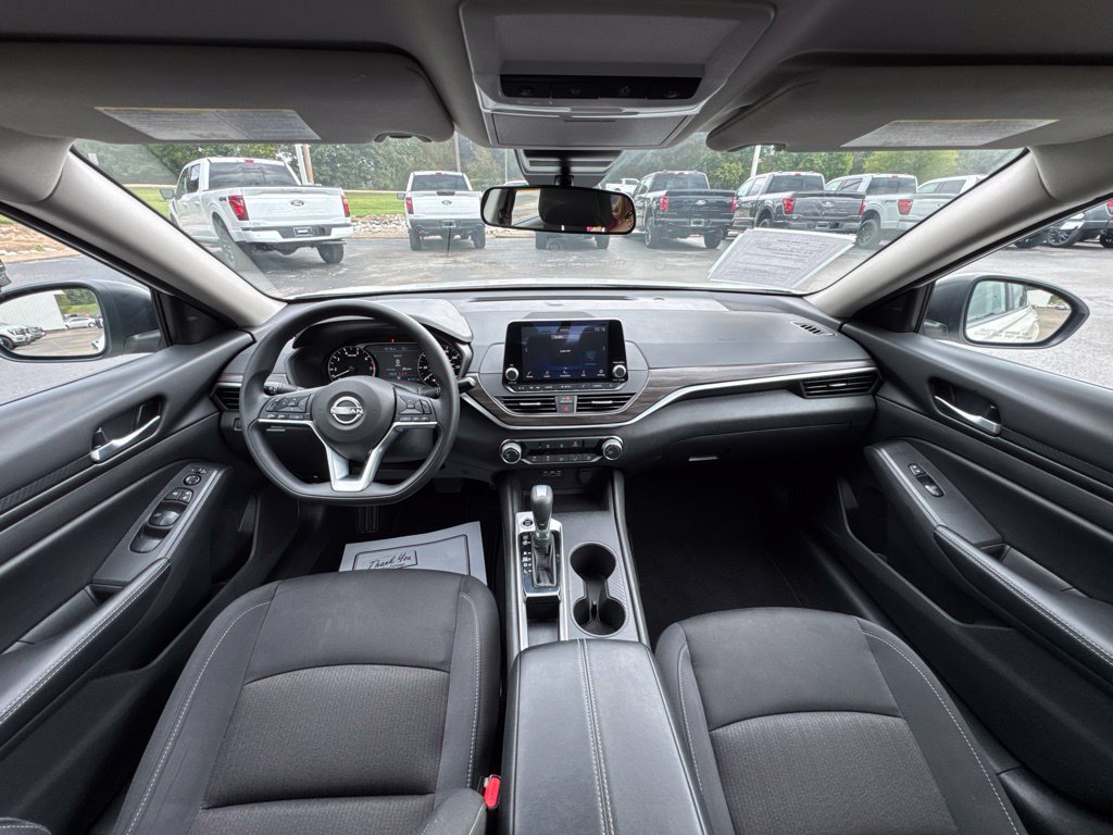 Used 2025 Nissan Altima 2.5 SV FWD image 12