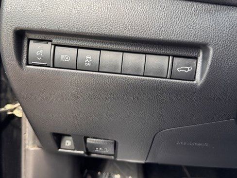 Used 2023 Toyota Venza XLE image 27