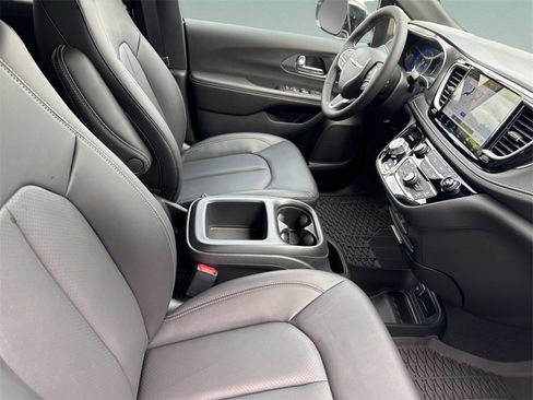 New 2026 Chrysler Pacifica Select image 35
