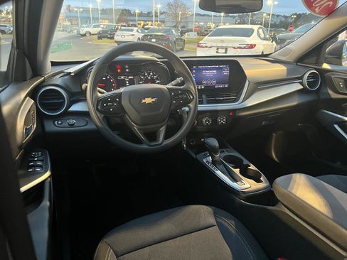 Used 2024 Chevrolet Trax LS image 18