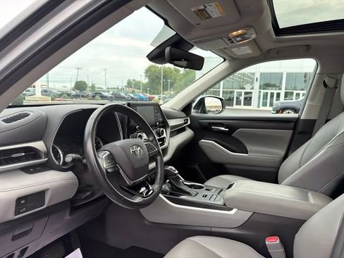Used 2021 Toyota Highlander XLE AWD/4WD image 16