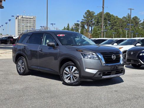 Used 2025 Nissan Pathfinder SL AWD/4WD image 2