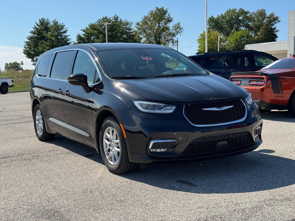 Used 2025 Chrysler Pacifica Select FWD image 2