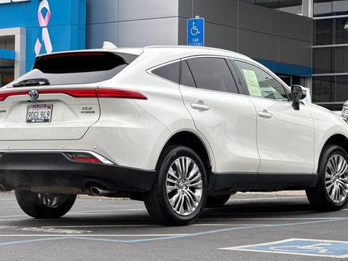 Used 2022 Toyota Venza XLE image 3