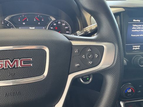Used 2024 GMC Terrain SLE w/ Driver Convenience Package image 11