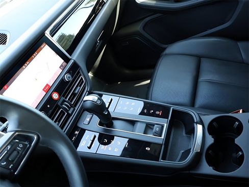 Used 2025 Porsche Macan image 20
