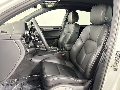 Certified 2025 Porsche Macan AWD/4WD image 5