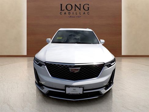 New 2025 Cadillac XT6 Luxury image 2
