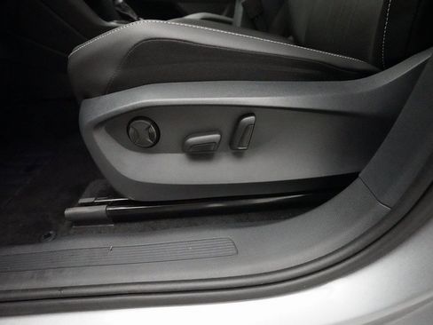 Used 2024 Volkswagen Tiguan SE image 30