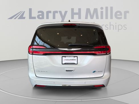 Used 2024 Chrysler Pacifica Limited FWD image 4
