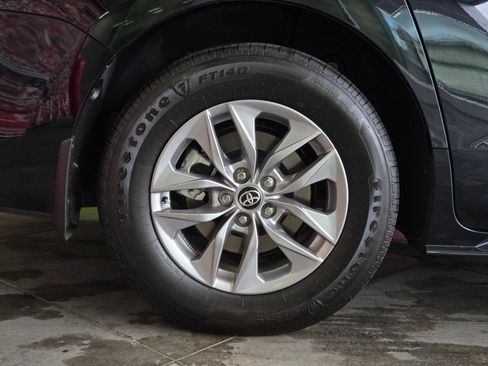 Certified 2026 Toyota Sienna XLE FWD image 5