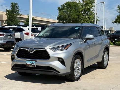 Used 2023 Toyota Highlander Limited FWD image 6