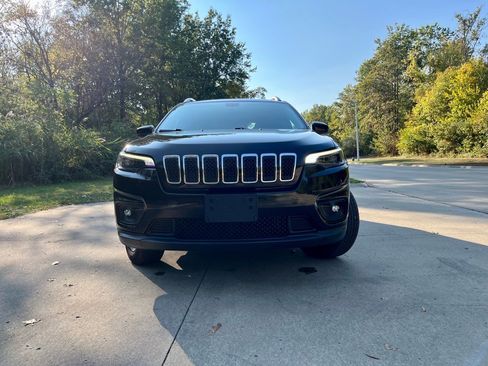 Used 2019 Jeep Cherokee Latitude w/ Cold Weather Group image 2