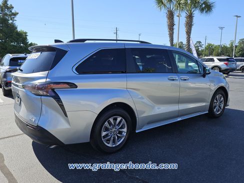 Used 2024 Toyota Sienna XLE FWD image 5