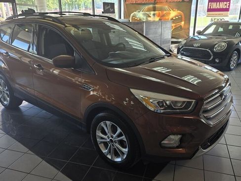 Used 2017 Ford Escape SE w/ Equipment Group 201A FWD image 4