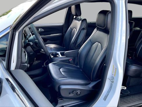 Used 2025 Chrysler Pacifica Select FWD image 8