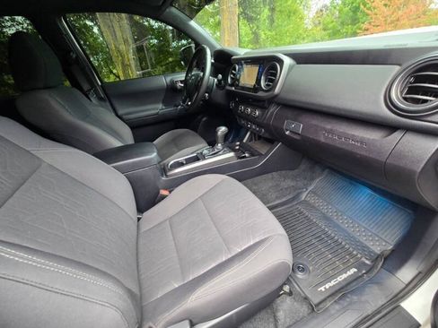 Used 2018 Toyota Tacoma TRD Sport RWD image 2