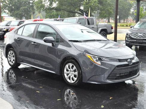 Used 2025 Toyota Corolla LE image 2