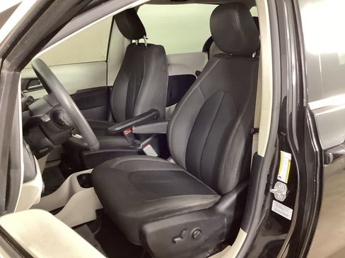 Used 2017 Chrysler Pacifica Touring FWD image 27