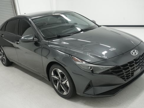 Used 2023 Hyundai Elantra SEL w/ Convenience Package FWD image 3