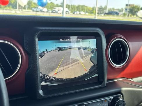 Used 2023 Jeep Wrangler Unlimited Rubicon w/ Cold Weather Group AWD/4WD image 20