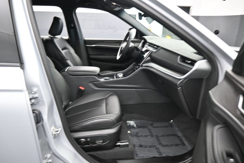 Used 2025 Jeep Grand Cherokee L Limited RWD image 44