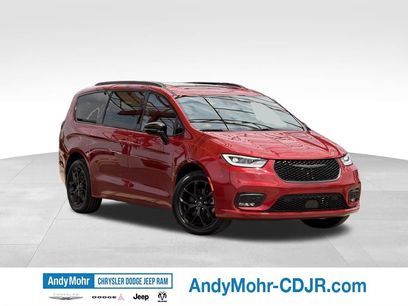 Used 2025 Chrysler Pacifica Limited w/ Uconnect Theater Family Group