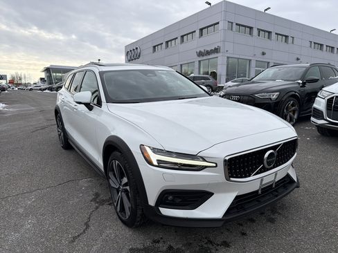 Certified 2025 Volvo V60 B5 Cross Country Plus AWD/4WD image 1