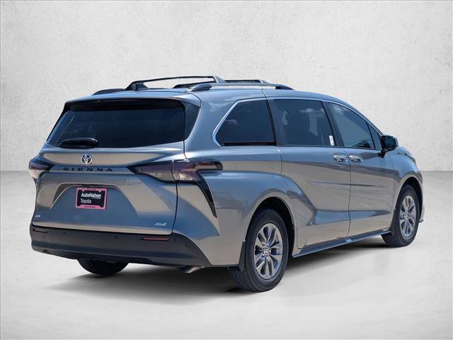 Used 2026 Toyota Sienna XLE FWD image 2