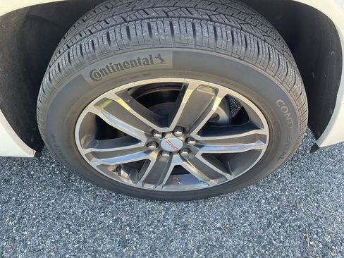 Used 2019 GMC Acadia Denali w/ Technology Package AWD/4WD image 11