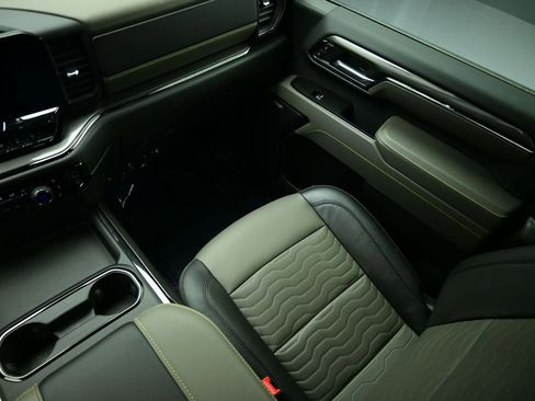 Used 2024 Chevrolet Silverado 2500 ZR2 w/ Technology Package image 41