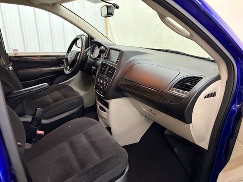 Used 2018 Dodge Grand Caravan SE w/ UConnect Hands-Free Group image 21