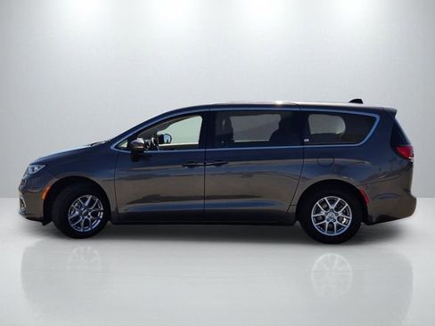 Used 2023 Chrysler Pacifica Touring-L image 7
