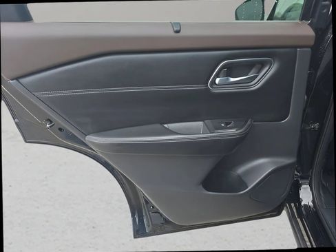 Used 2021 Nissan Rogue SV image 12