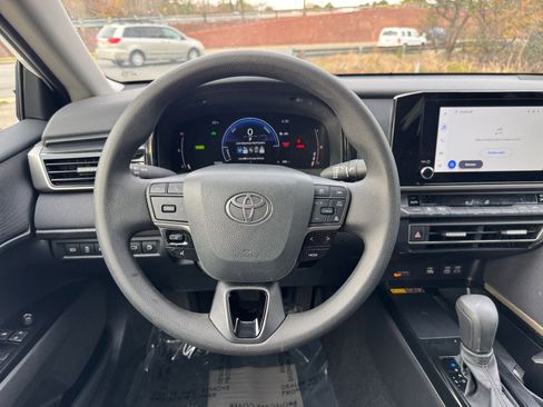 Used 2025 Toyota Camry LE image 29