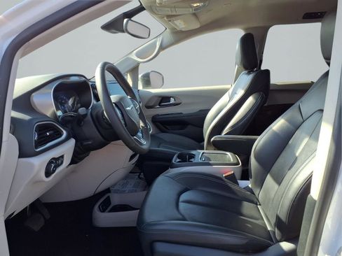 Used 2024 Chrysler Pacifica Touring-L image 23