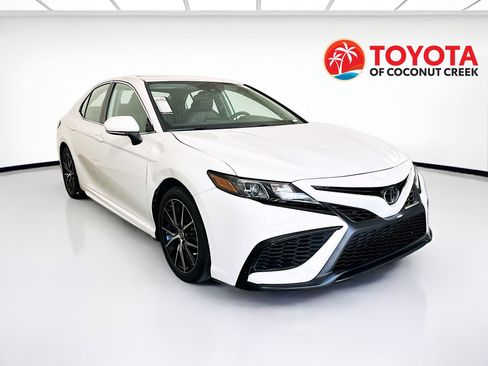 Used 2023 Toyota Camry SE FWD image 1