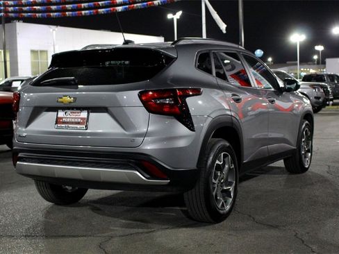 Used 2025 Chevrolet Trax LT w/ LT Convenience Package image 5