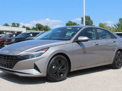 Used 2021 Hyundai Elantra SEL FWD image 2