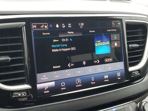 Used 2022 Chrysler Pacifica Touring-L image 14