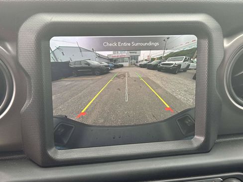 Used 2023 Jeep Gladiator Sport AWD/4WD image 25