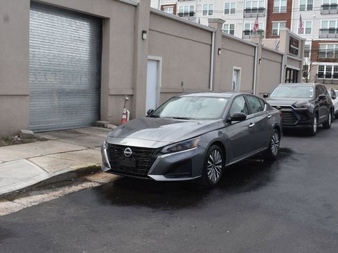 Used 2025 Nissan Altima 2.5 SV FWD image 2