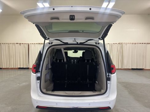 Used 2024 Chrysler Pacifica Touring-L image 9