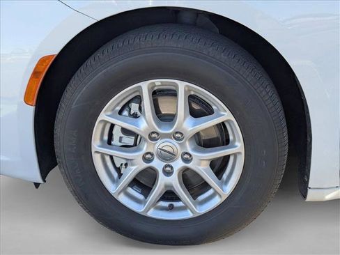 Used 2024 Chrysler Pacifica Touring-L image 26