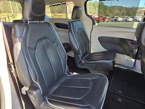 Used 2024 Chrysler Pacifica Limited FWD image 20