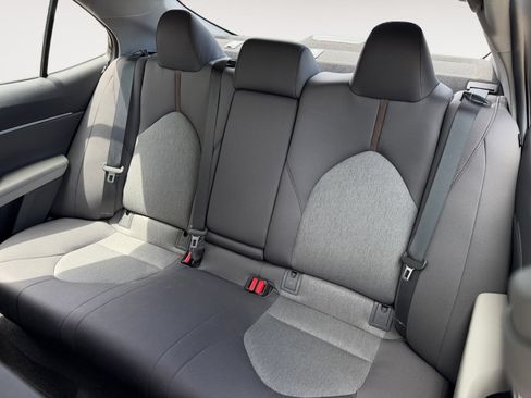 Used 2018 Toyota Camry LE w/ Convenience Package FWD image 13