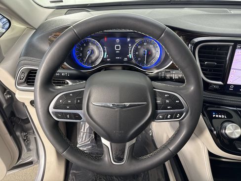 Used 2023 Chrysler Pacifica Limited FWD image 11