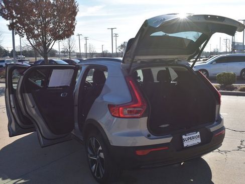 Used 2025 Volvo XC40 B5 Plus image 17