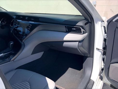 Used 2020 Toyota Camry SE w/ Sunroof Package FWD image 23