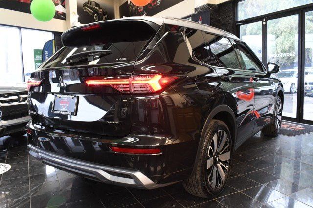 Used 2025 Mitsubishi Outlander AWD image 13